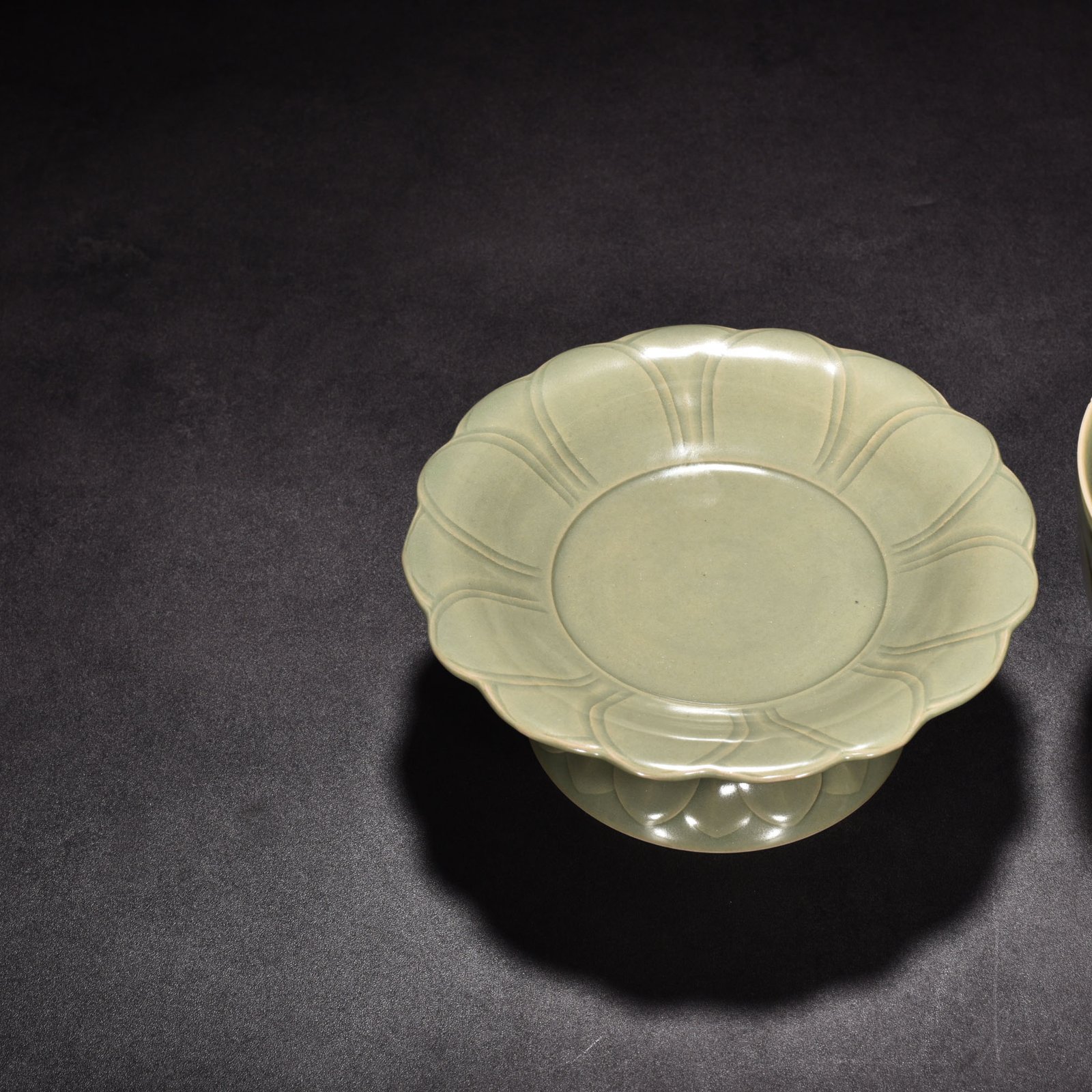 Five Dynasties Secret Color Yue Kiln Celadon Banana Leaf Pattern