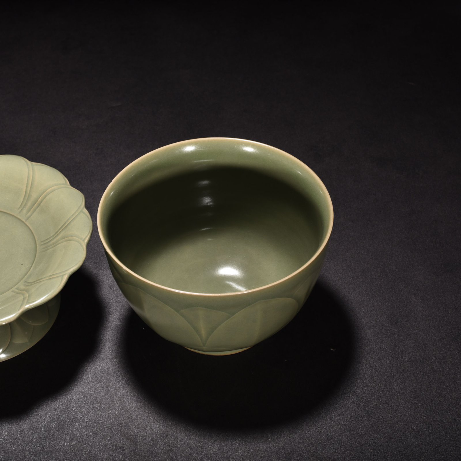 Five Dynasties Secret Color Yue Kiln Celadon Banana Leaf Pattern