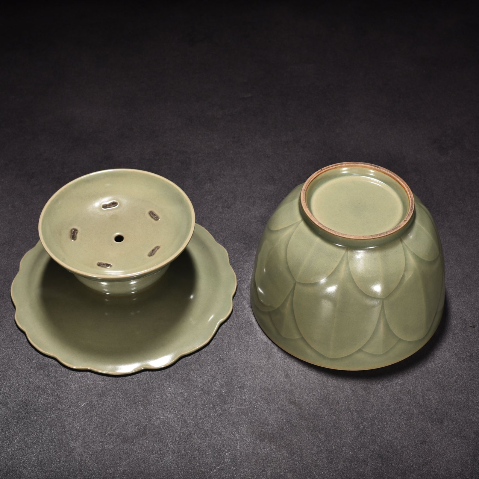 Five Dynasties Secret Color Yue Kiln Celadon Banana Leaf Pattern