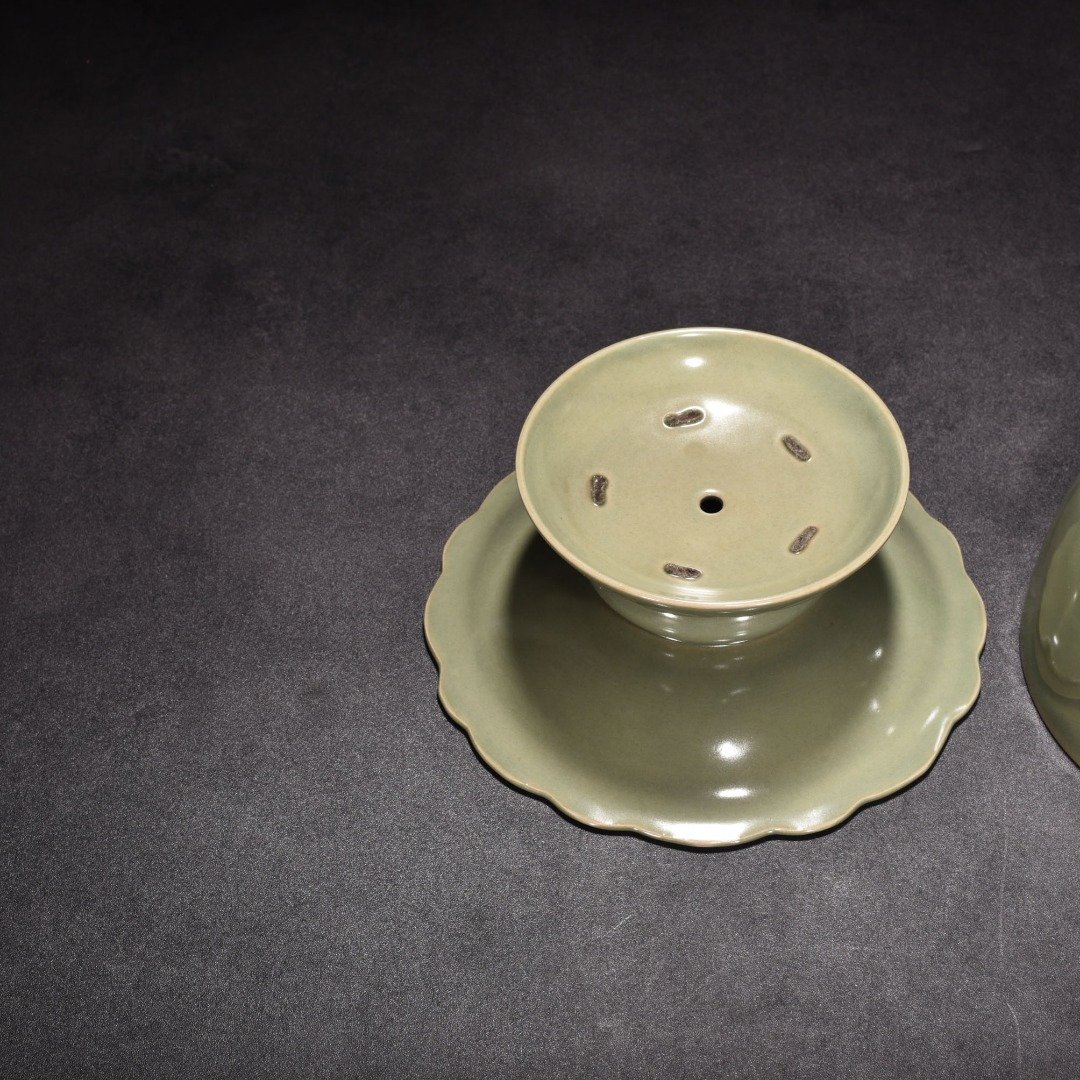 Five Dynasties Secret Color Yue Kiln Celadon Banana Leaf Pattern