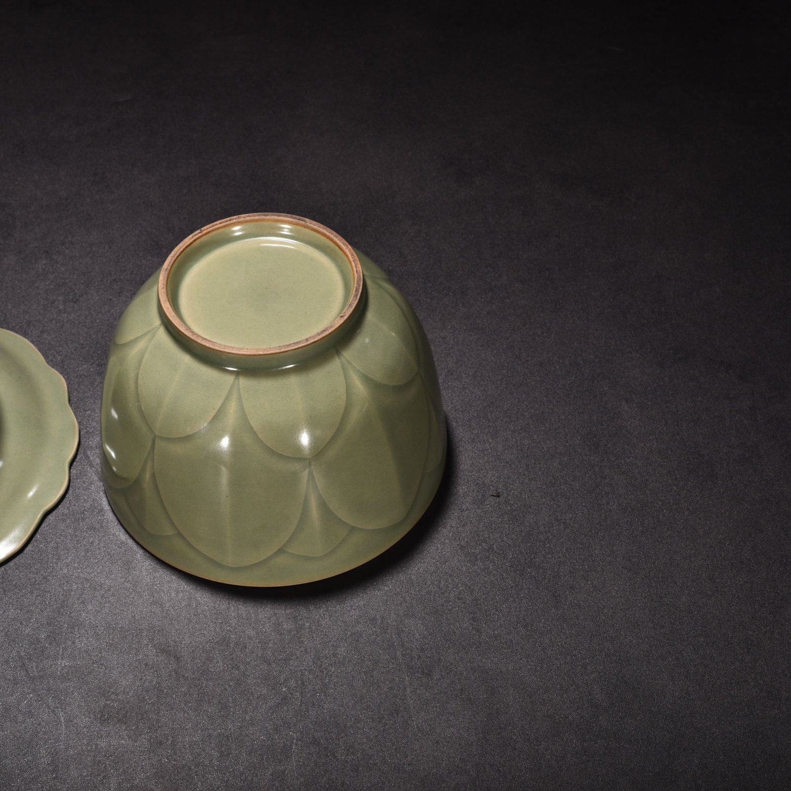 Five Dynasties Secret Color Yue Kiln Celadon Banana Leaf Pattern