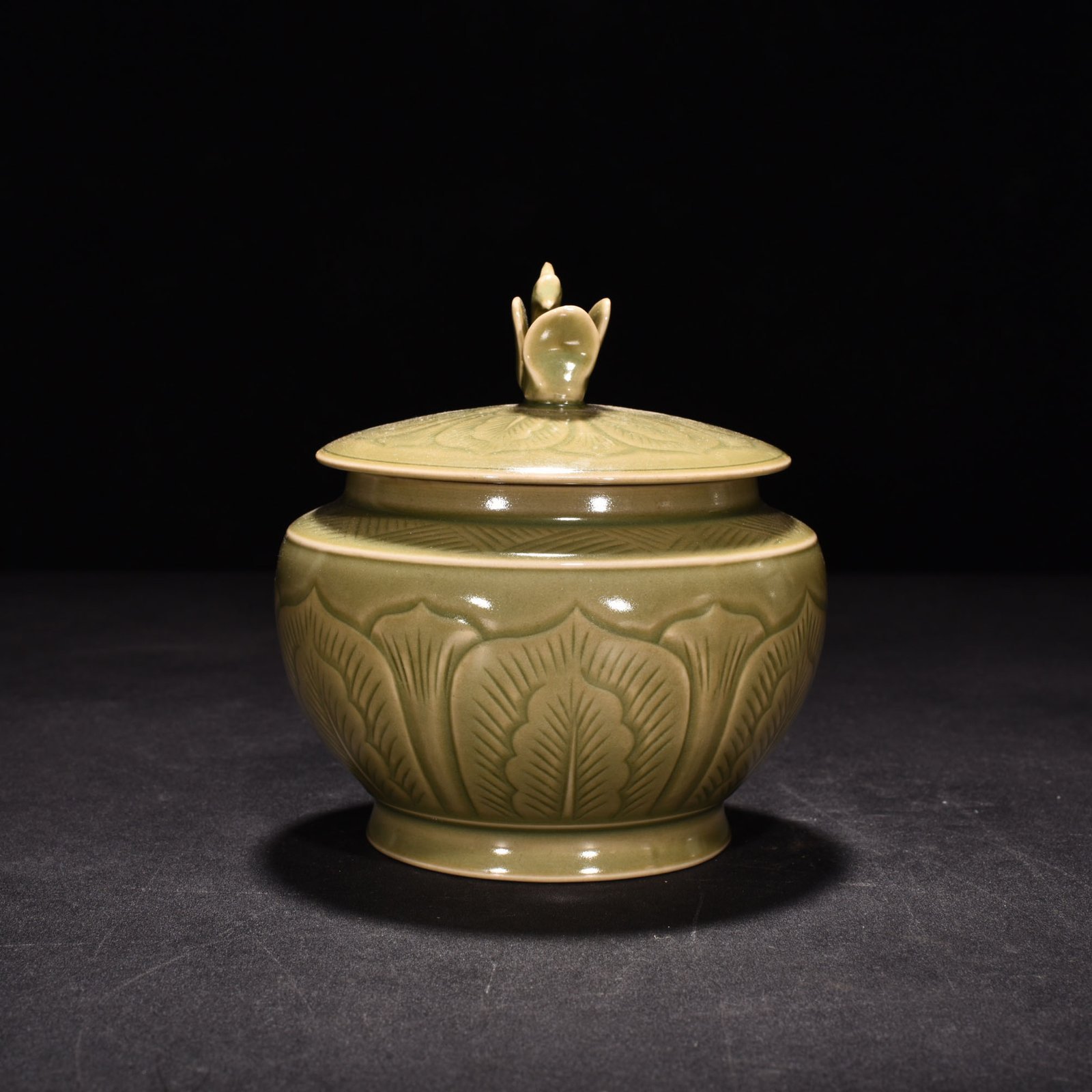 Five Dynasties secret color Yue kiln celadon banana leaf pattern lid jar