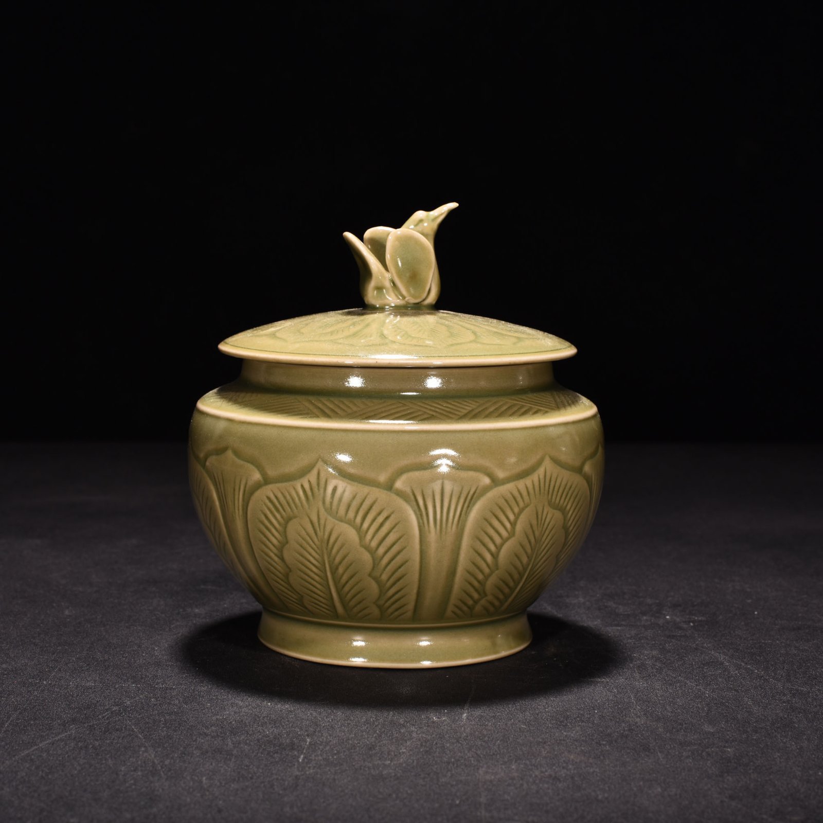 Five Dynasties secret color Yue kiln celadon banana leaf pattern lid jar