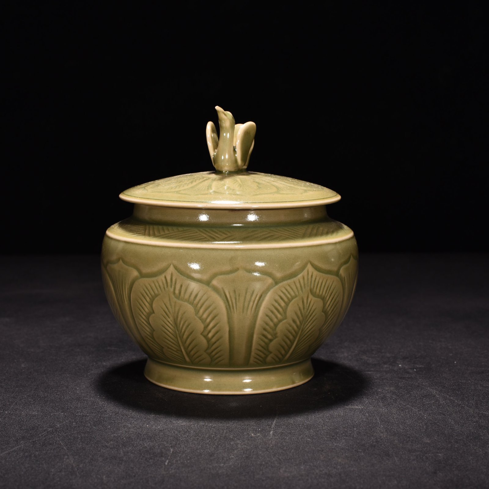 Five Dynasties secret color Yue kiln celadon banana leaf pattern lid jar