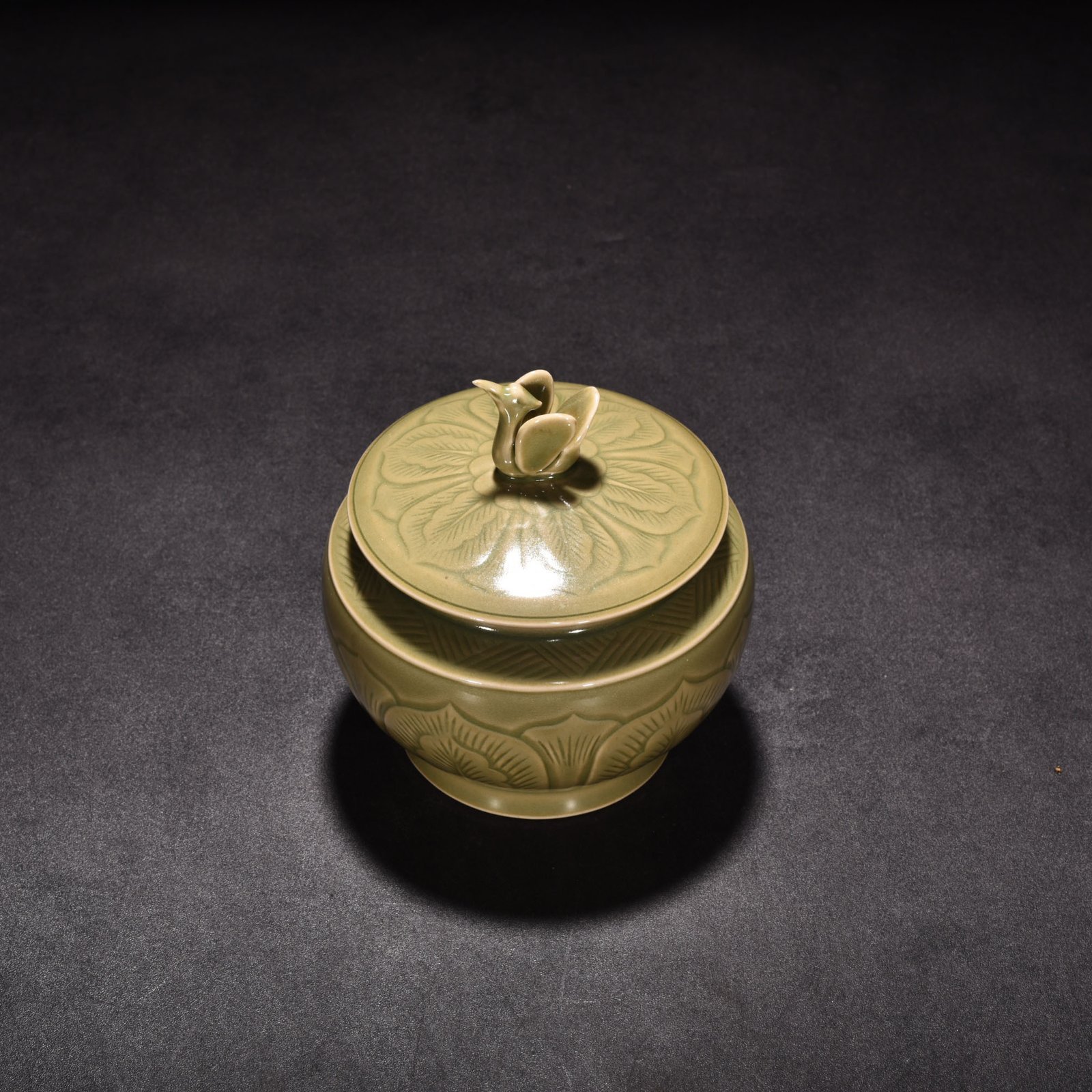 Five Dynasties secret color Yue kiln celadon banana leaf pattern lid jar