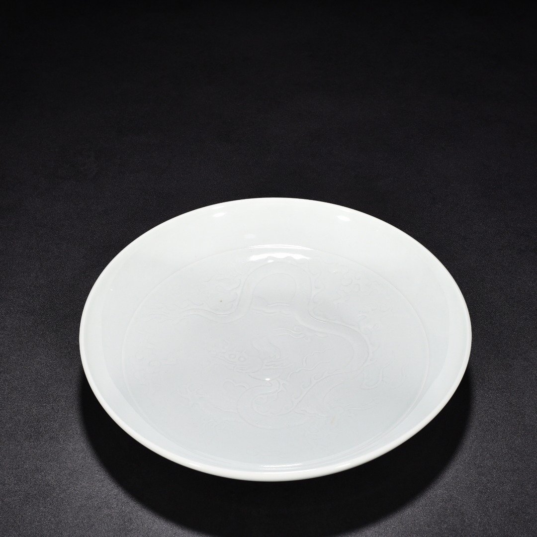 Yuan Dynasty egg white glaze engraved cloud and dragon pattern plate