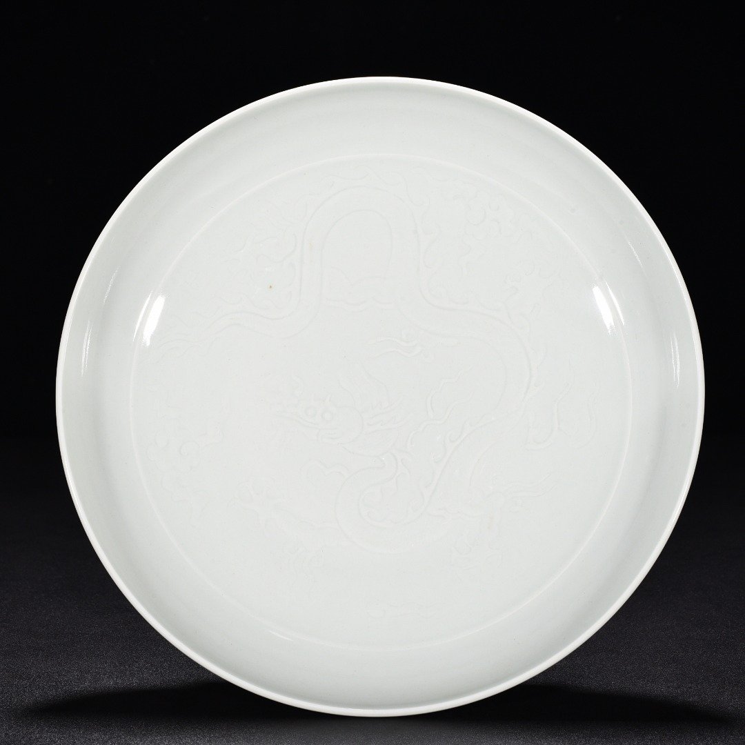 Yuan Dynasty egg white glaze engraved cloud and dragon pattern plate