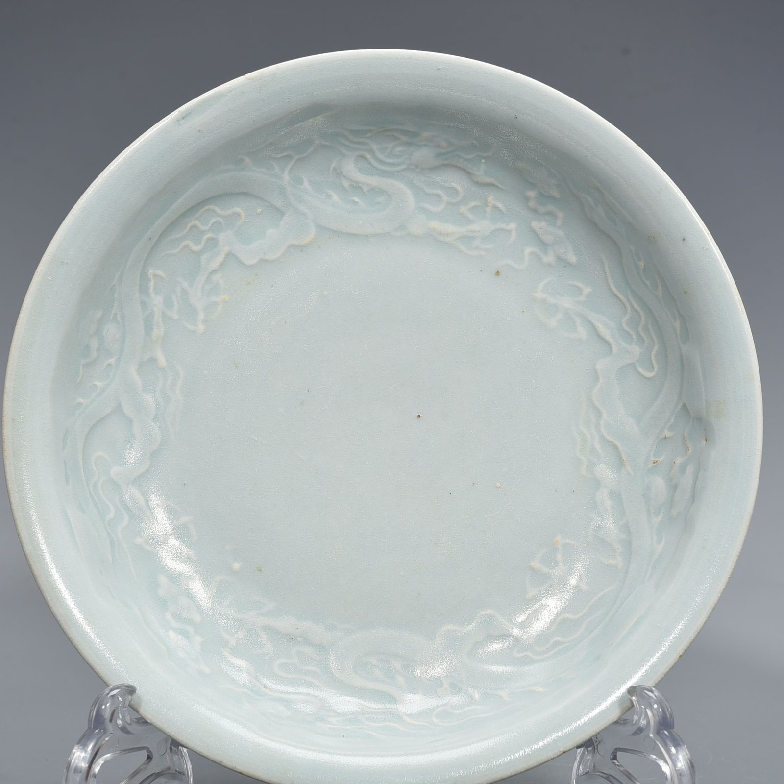 Yuan Dynasty egg white glaze engraved dragon pattern dish