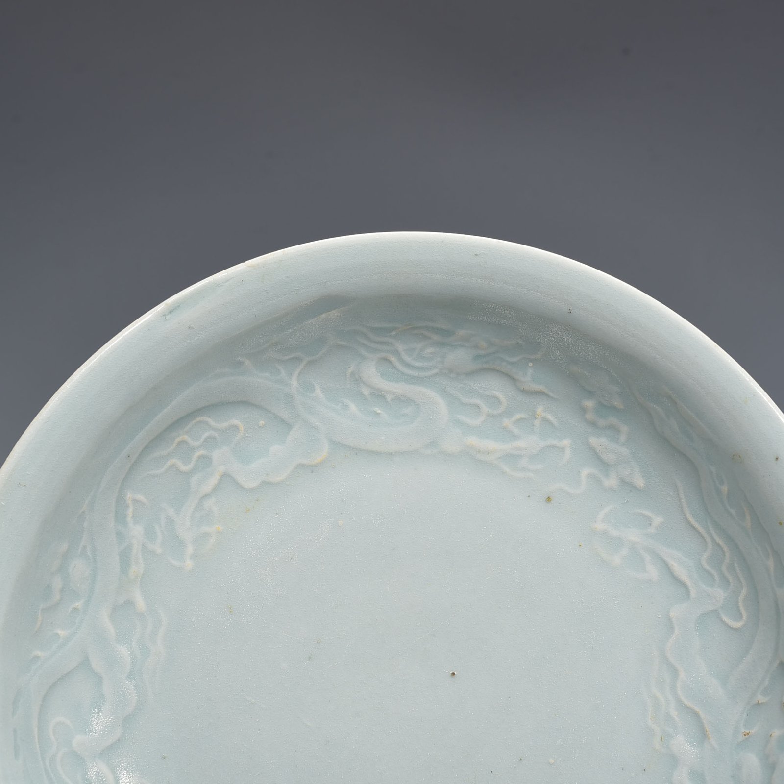 Yuan Dynasty egg white glaze engraved dragon pattern dish