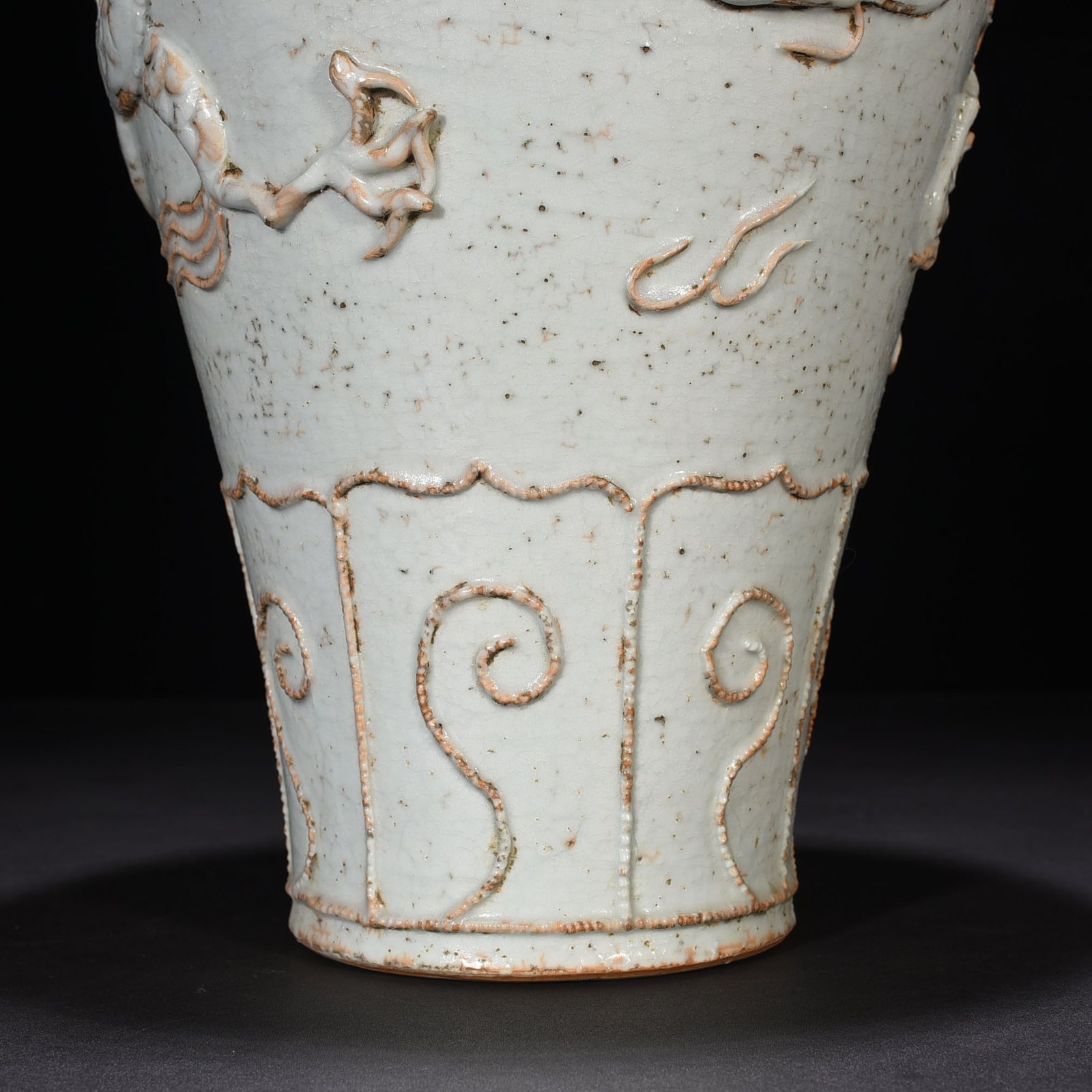 Yuan Dynasty egg white glazed sweet white glazed plum vase with dragon pattern