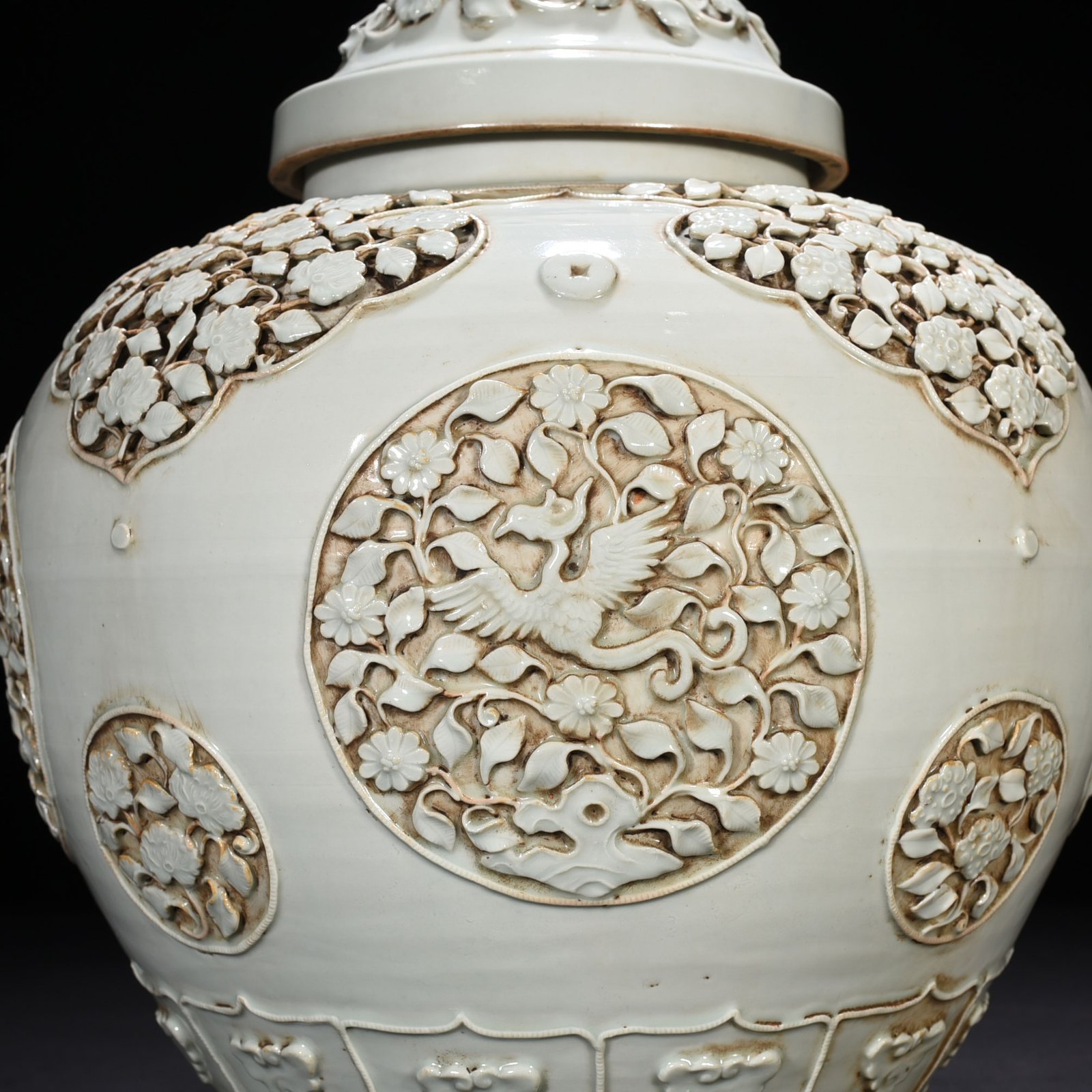 Yuan Dynasty egg white glazed plastic flower and phoenix pattern lid jar