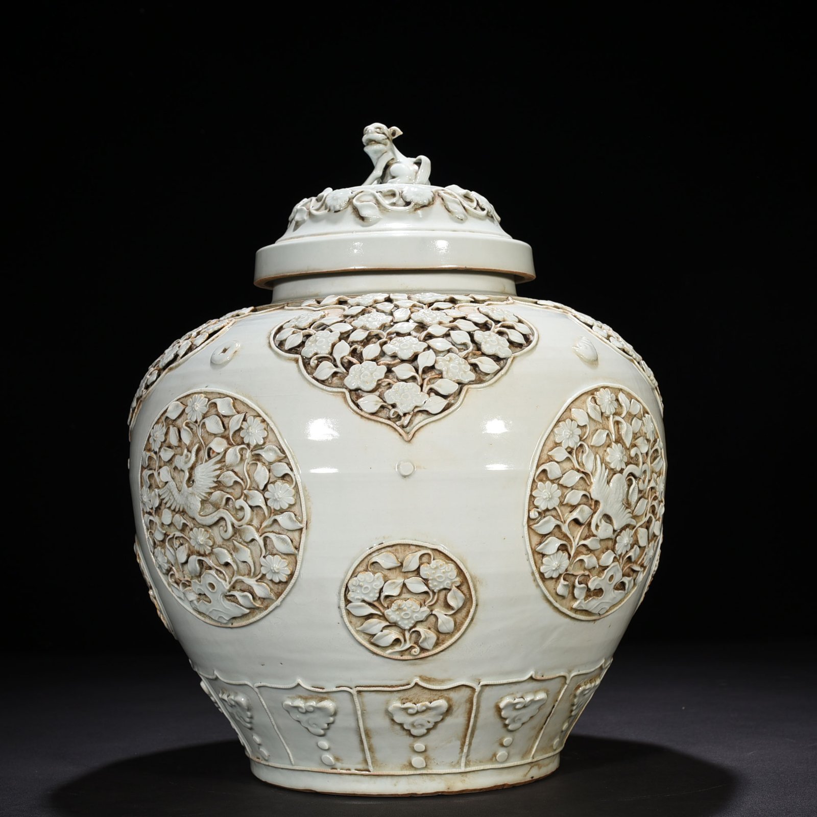 Yuan Dynasty egg white glazed plastic flower and phoenix pattern lid jar