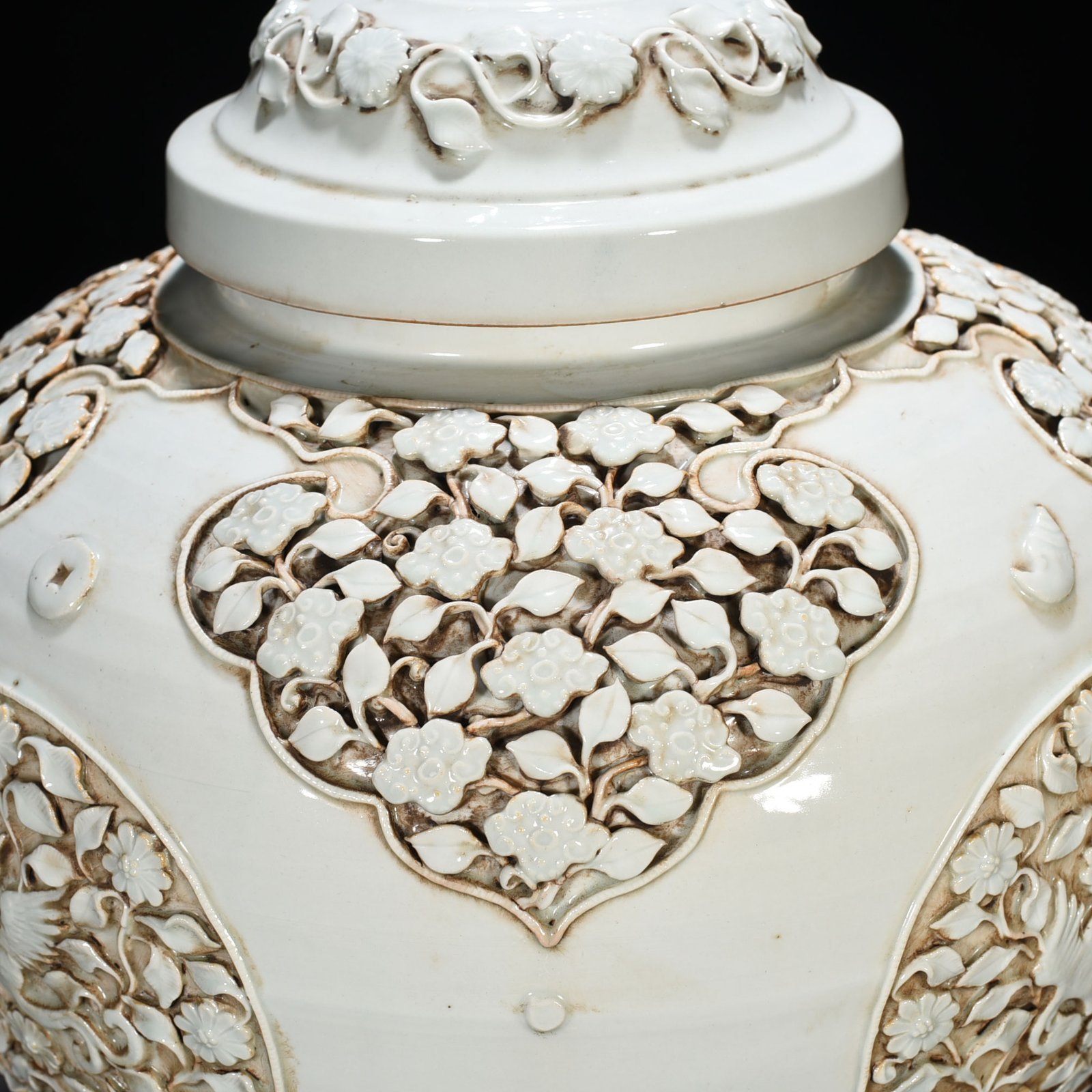 Yuan Dynasty egg white glazed plastic flower and phoenix pattern lid jar