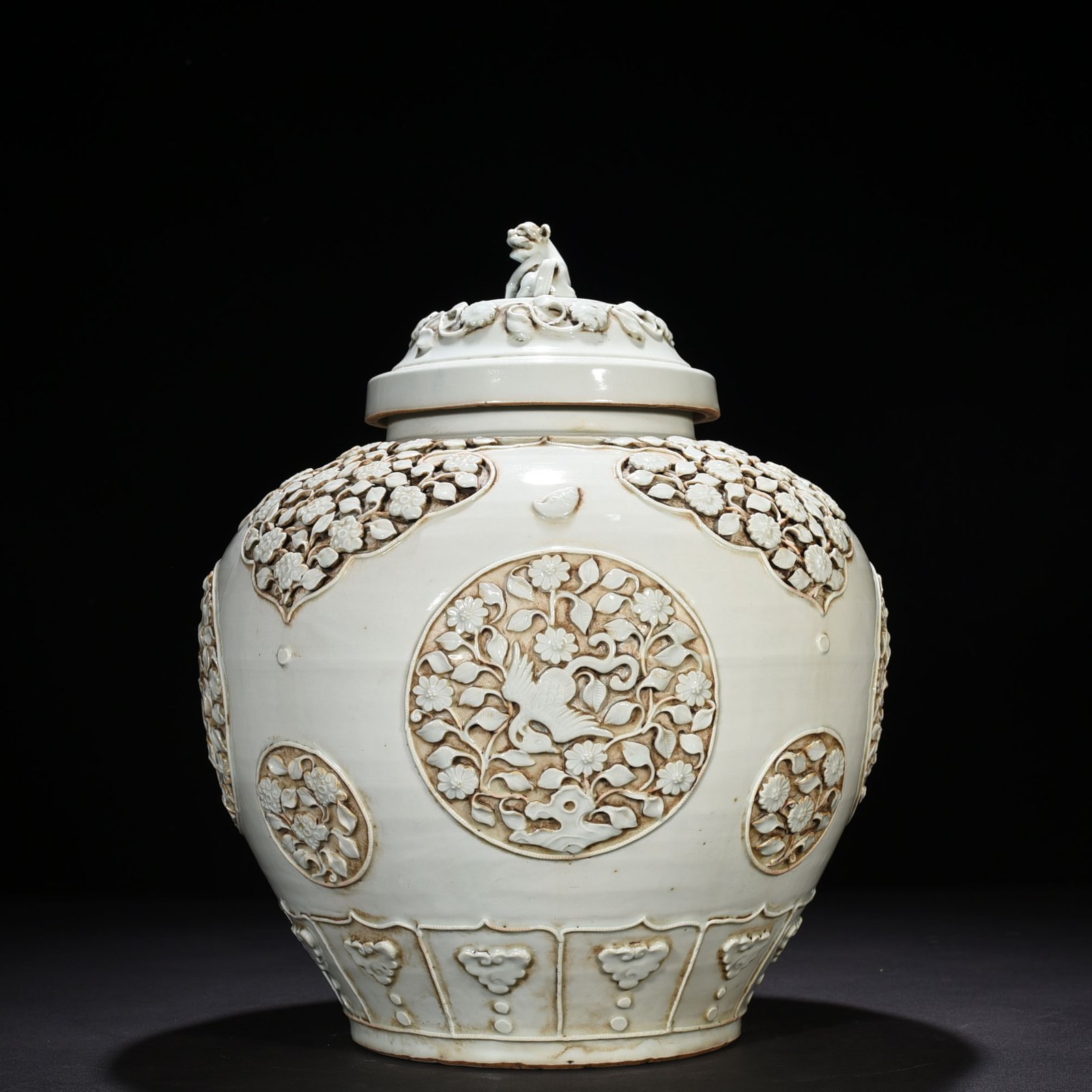 Yuan Dynasty egg white glazed plastic flower and phoenix pattern lid jar