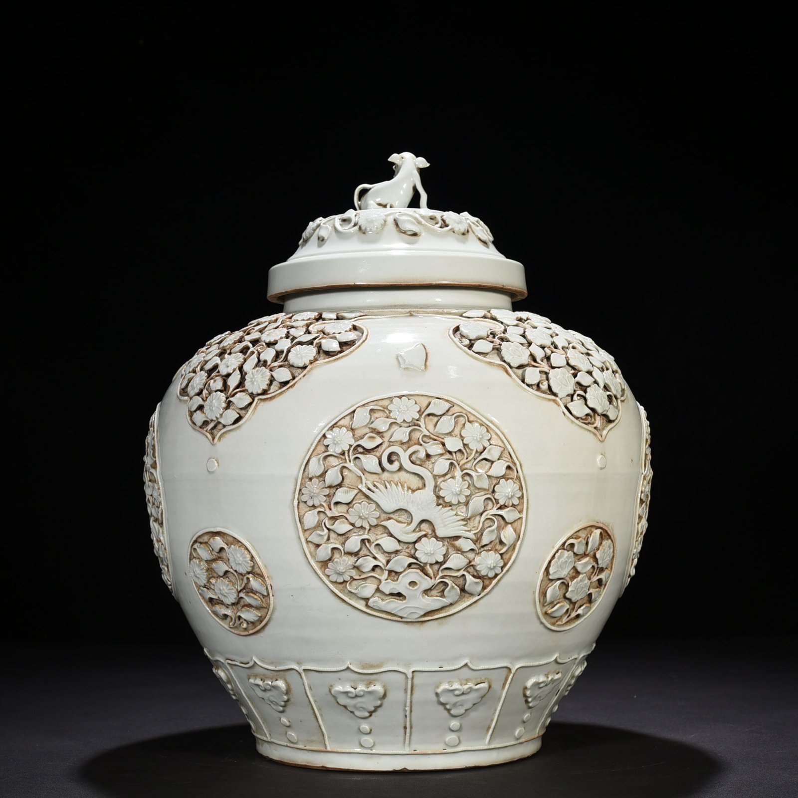 Yuan Dynasty egg white glazed plastic flower and phoenix pattern lid jar