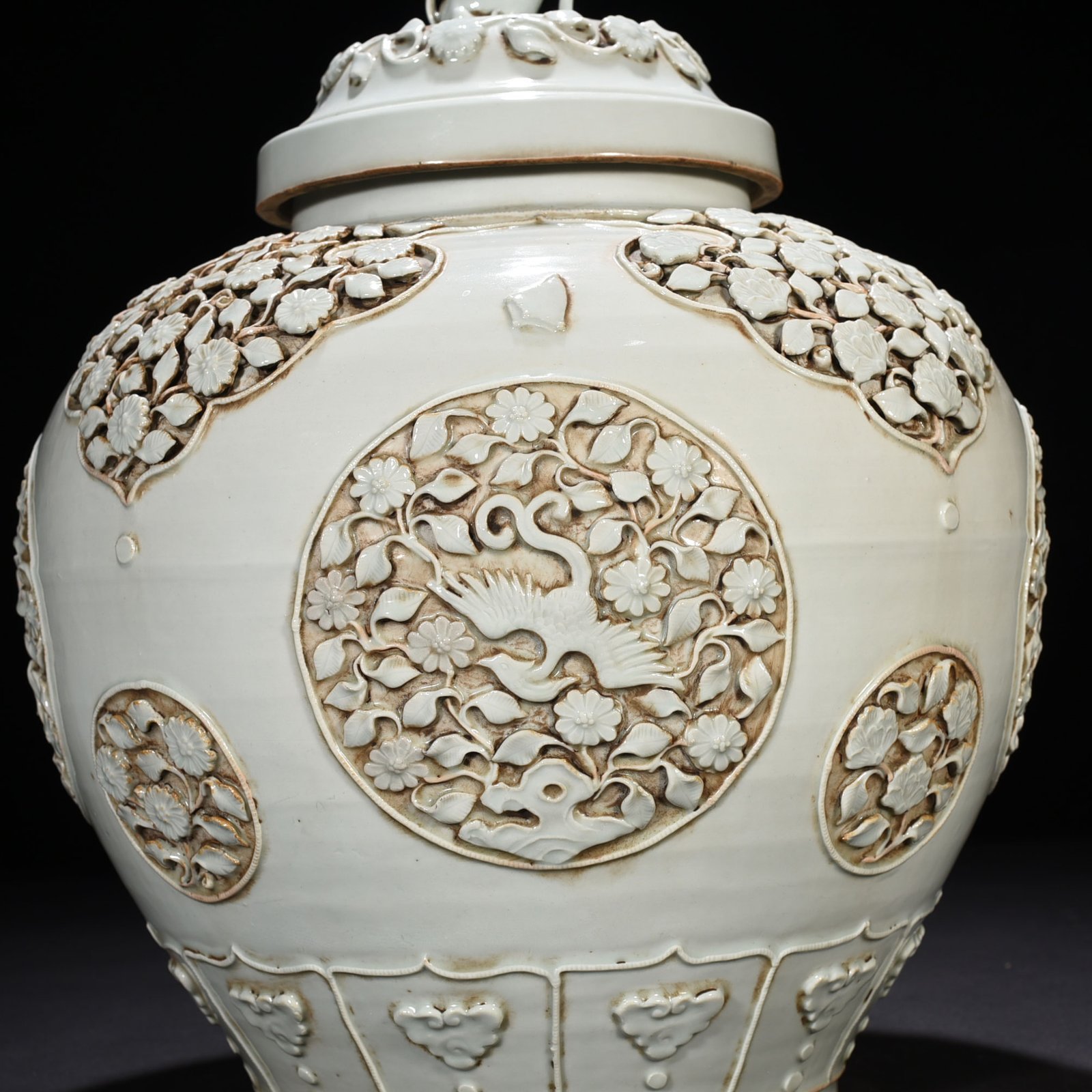 Yuan Dynasty egg white glazed plastic flower and phoenix pattern lid jar