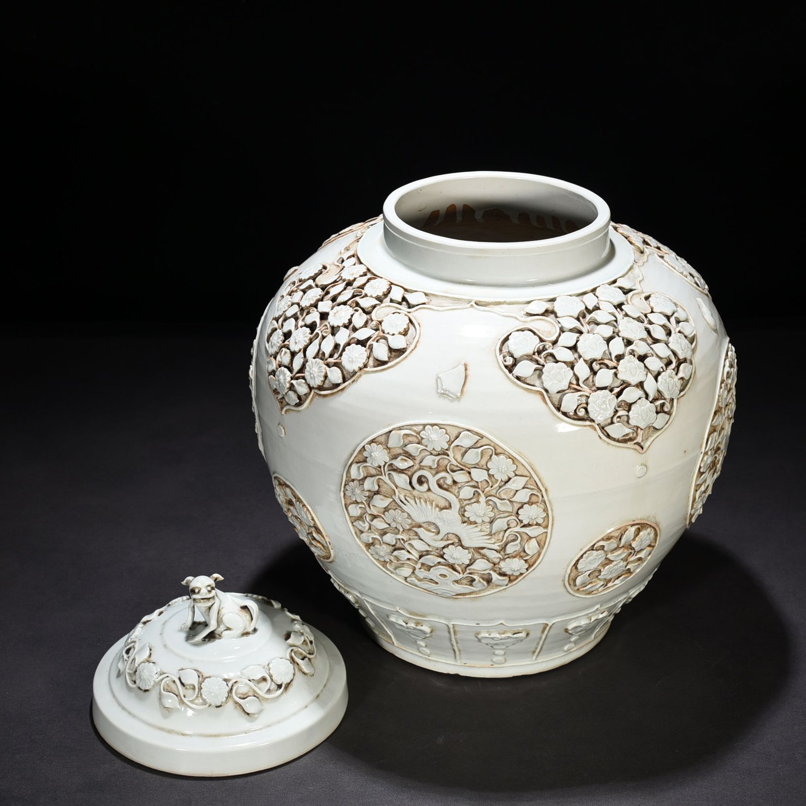 Yuan Dynasty egg white glazed plastic flower and phoenix pattern lid jar