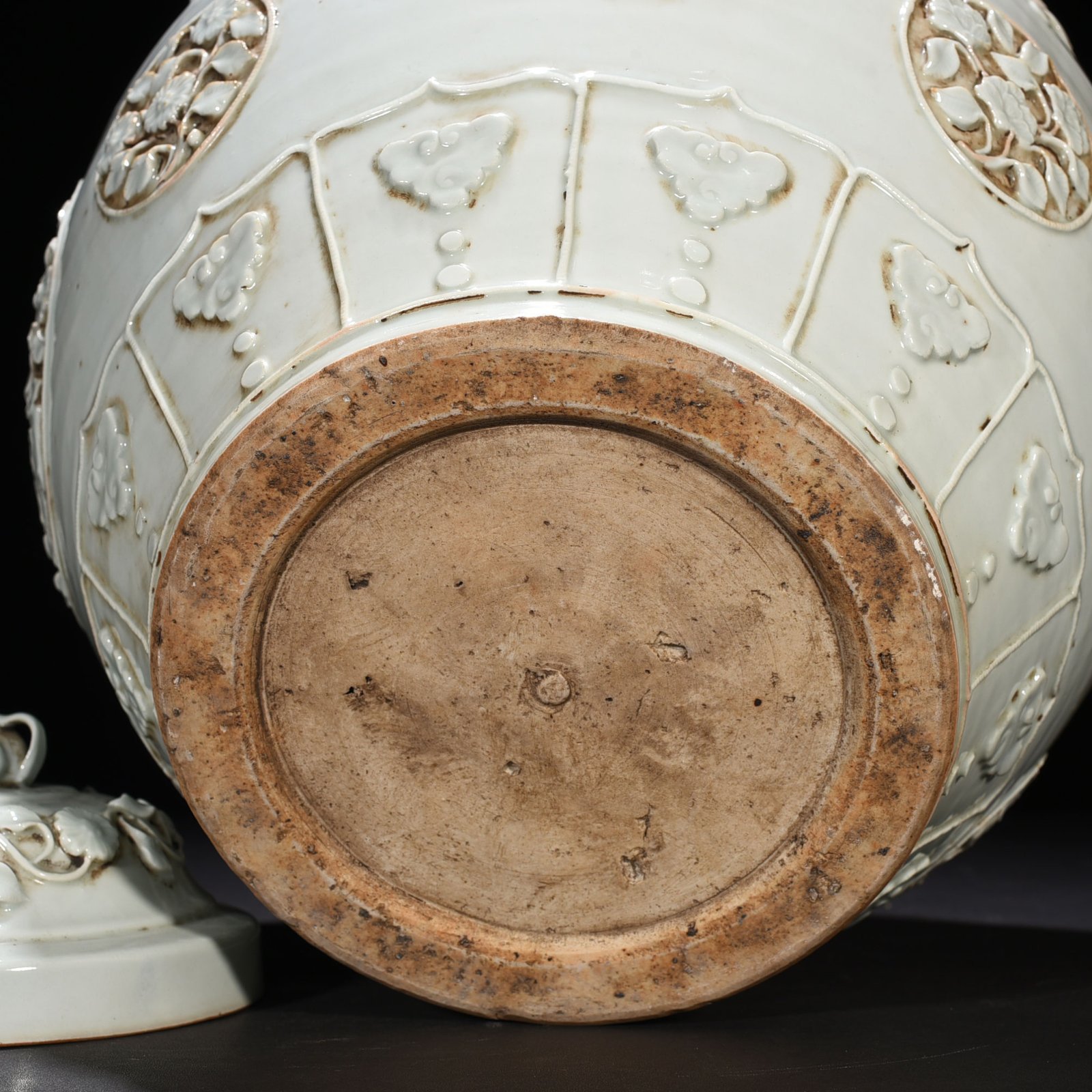 Yuan Dynasty egg white glazed plastic flower and phoenix pattern lid jar