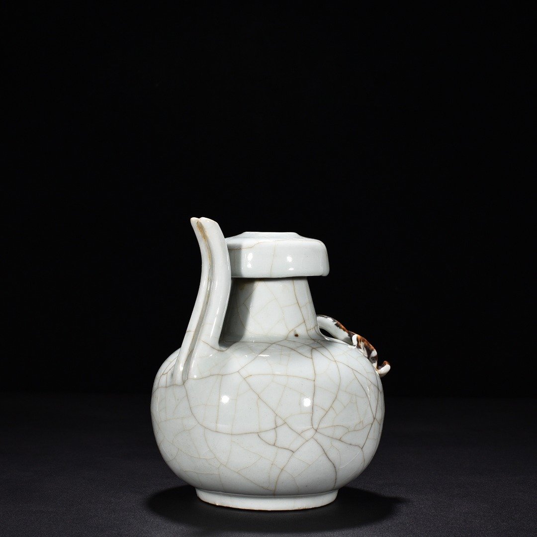 Yuan Dynasty egg white underglaze red chilong pattern military holder