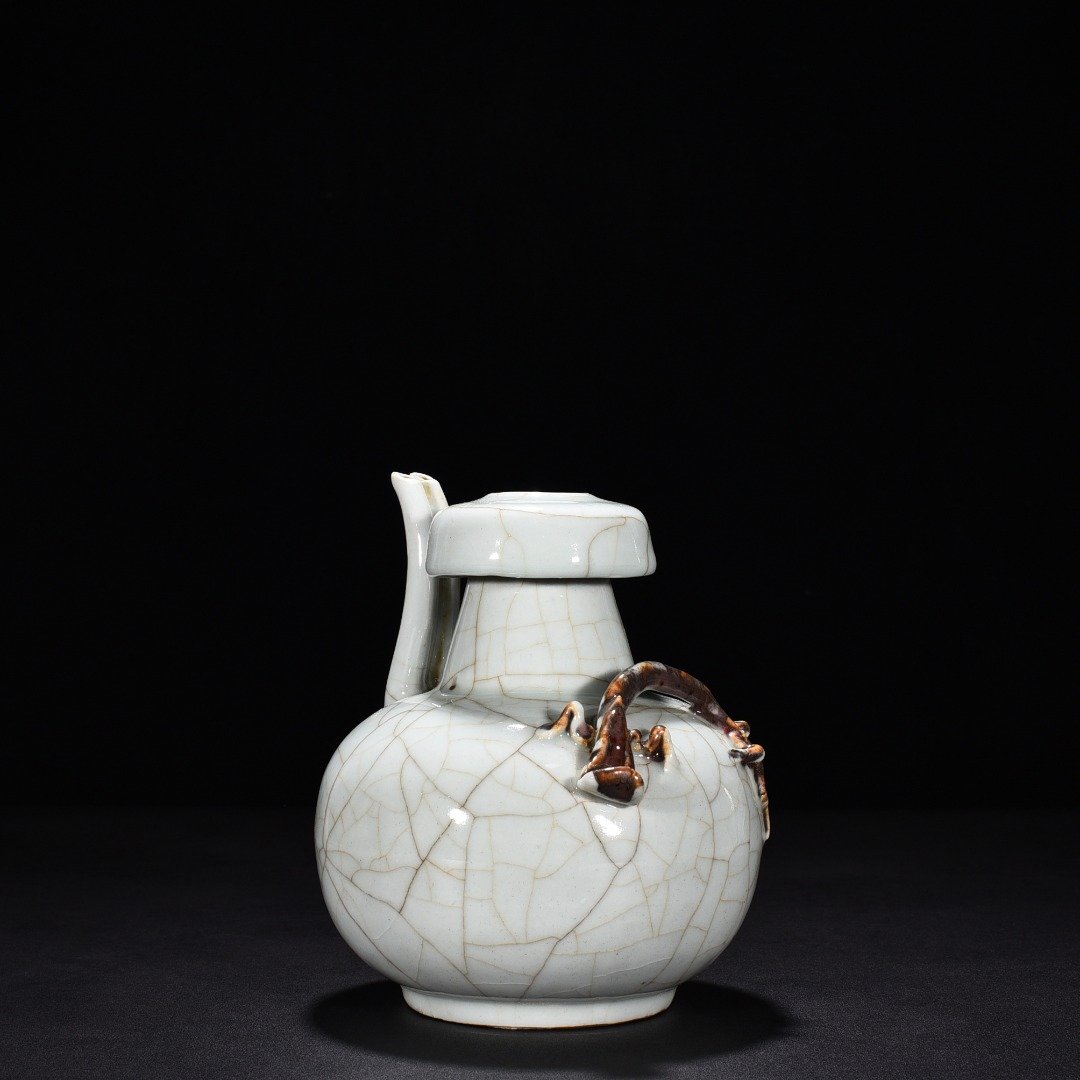 Yuan Dynasty egg white underglaze red chilong pattern military holder