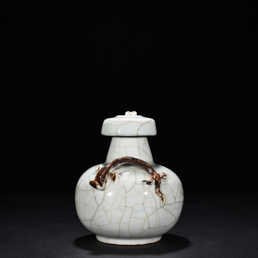 Yuan Dynasty egg white underglaze red chilong pattern military holder