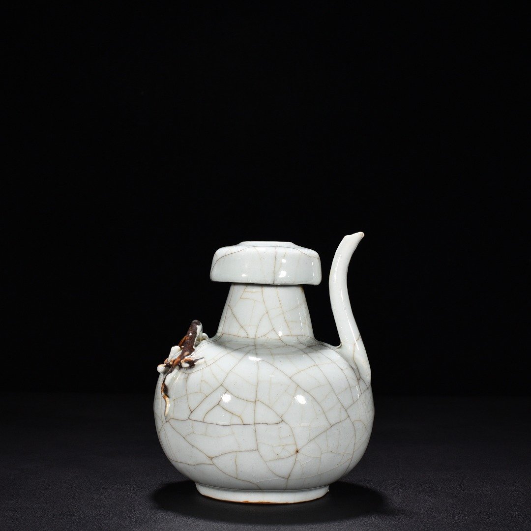 Yuan Dynasty egg white underglaze red chilong pattern military holder