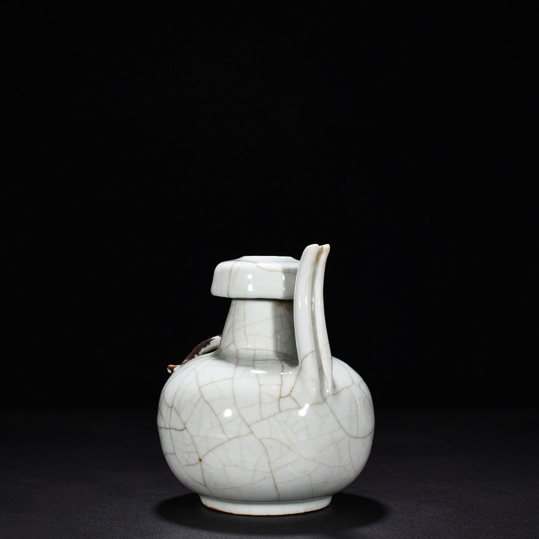Yuan Dynasty egg white underglaze red chilong pattern military holder