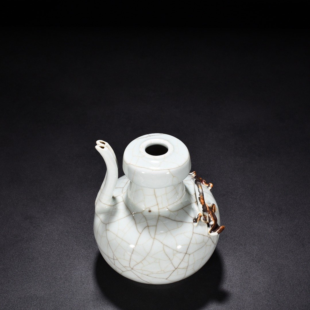 Yuan Dynasty egg white underglaze red chilong pattern military holder