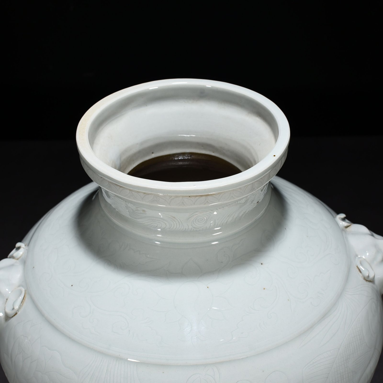 Yuan Dynasty egg white glaze carved animal ear jar with fish and algae pattern