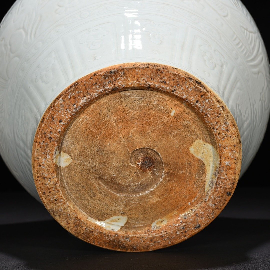 Yuan Dynasty egg white glaze carved animal ear jar with fish and algae pattern