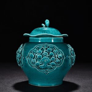 Yuan Dynasty peacock green glaze plastic flower pattern lotus leaf jar