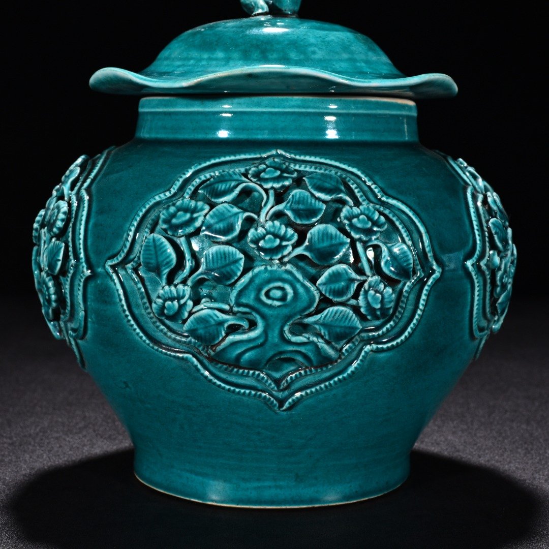 Yuan Dynasty peacock green glaze plastic flower pattern lotus leaf jar