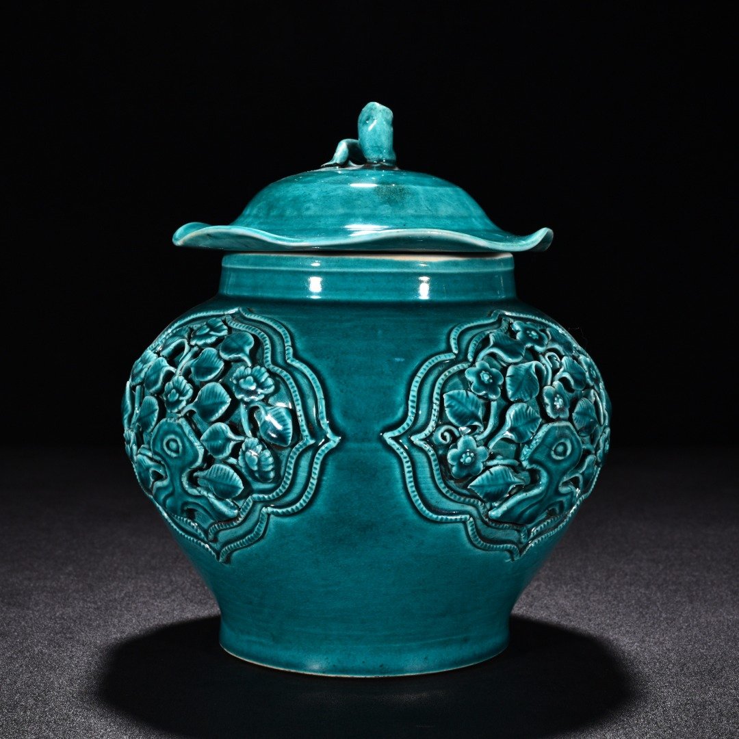 Yuan Dynasty peacock green glaze plastic flower pattern lotus leaf jar