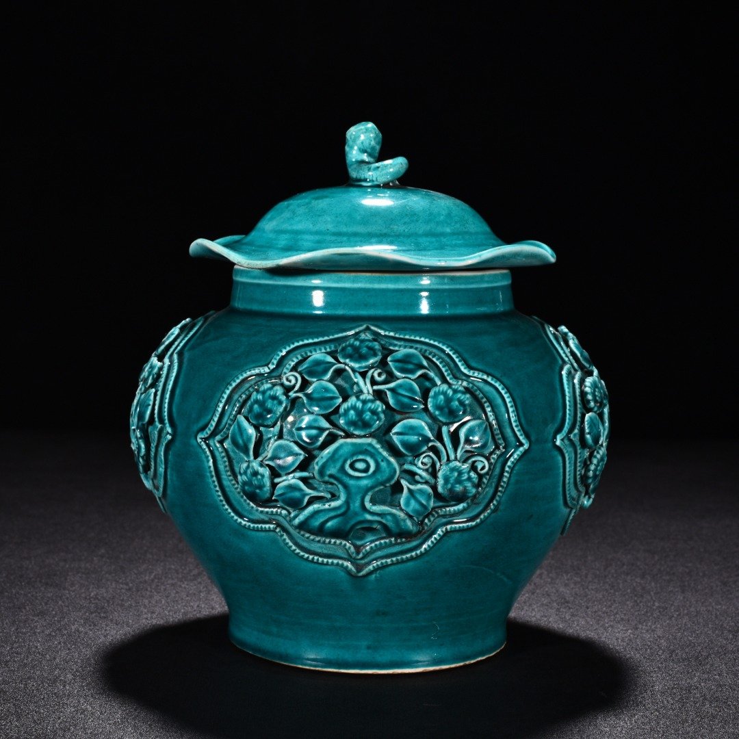 Yuan Dynasty peacock green glaze plastic flower pattern lotus leaf jar