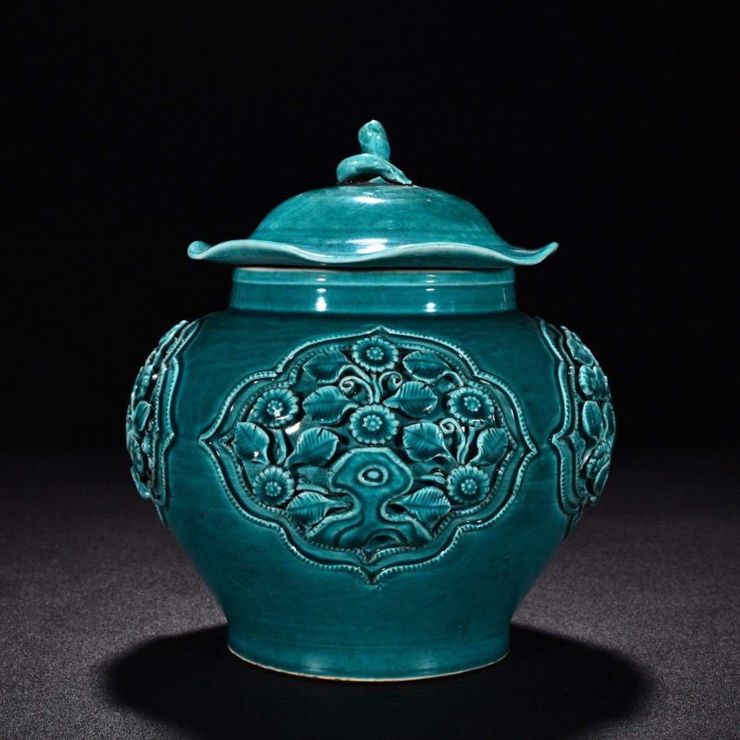 Yuan Dynasty peacock green glaze plastic flower pattern lotus leaf jar