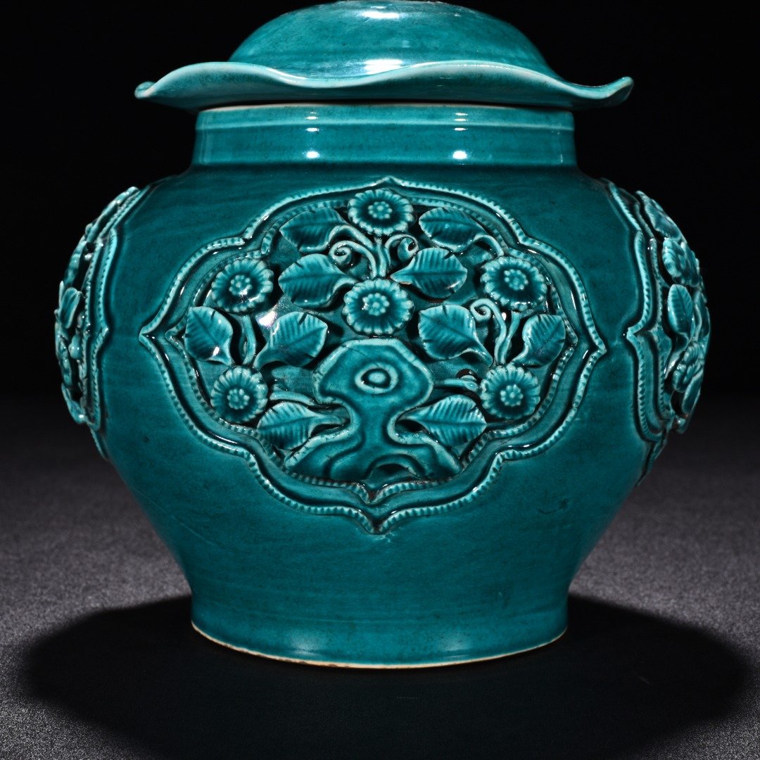 Yuan Dynasty peacock green glaze plastic flower pattern lotus leaf jar