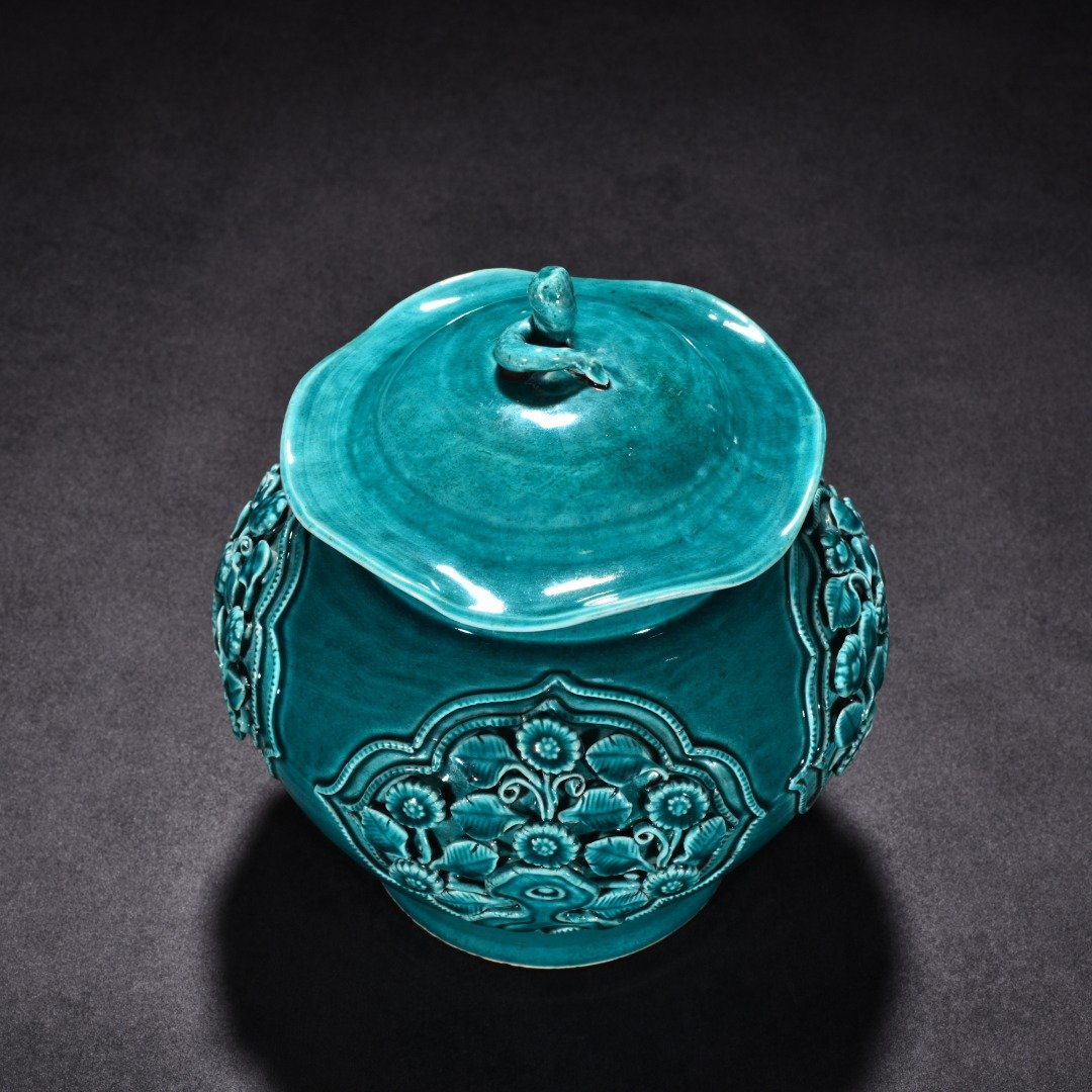 Yuan Dynasty peacock green glaze plastic flower pattern lotus leaf jar