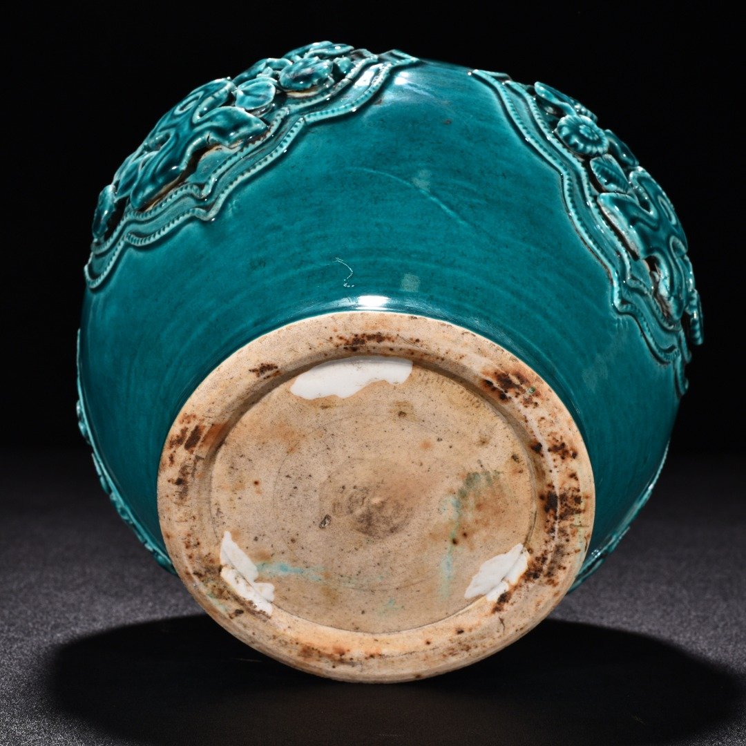 Yuan Dynasty peacock green glaze plastic flower pattern lotus leaf jar
