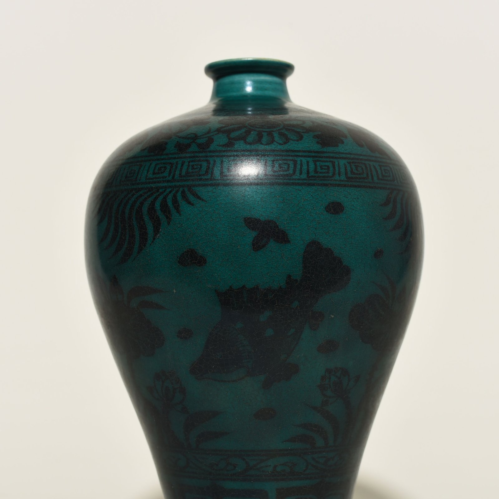 Yuan Dynasty peacock blue glaze fish and algae pattern plum vase