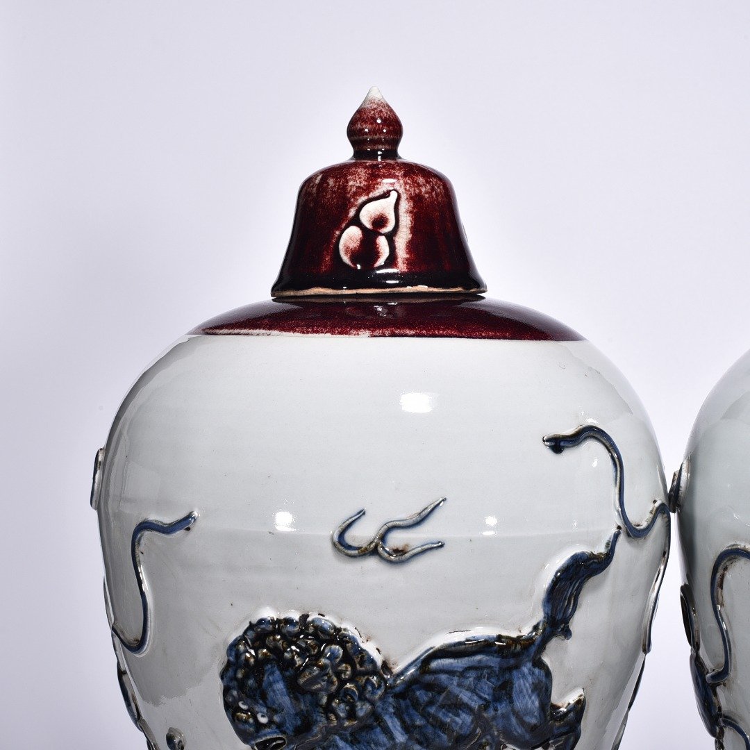 Yuan Dynasty red glaze blue and white lion hydrangea pattern plum vase