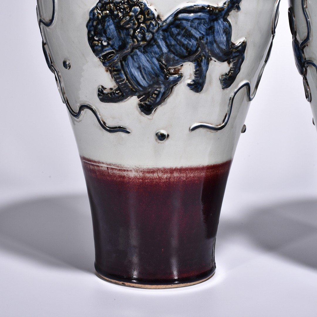 Yuan Dynasty red glaze blue and white lion hydrangea pattern plum vase