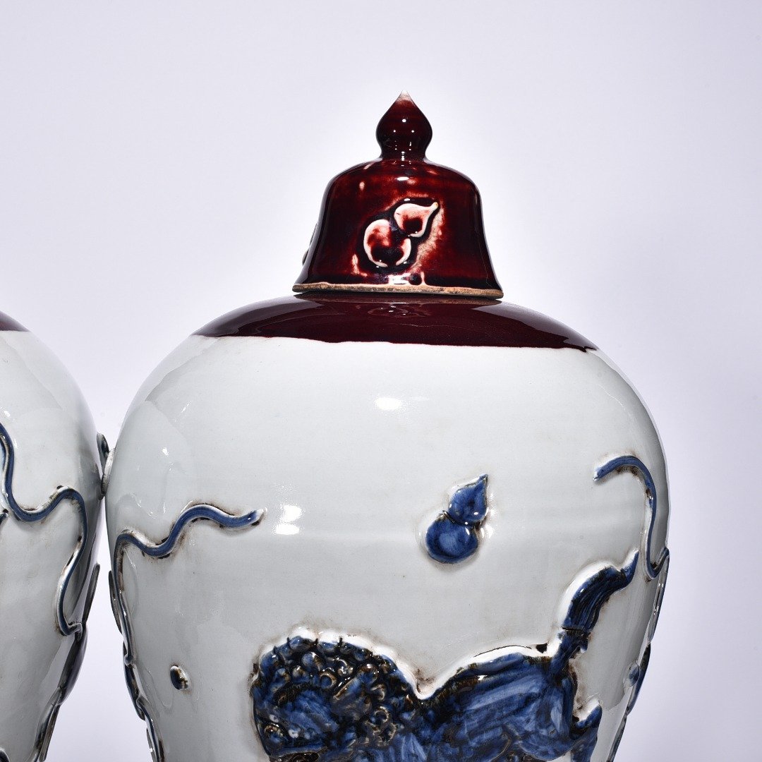 Yuan Dynasty red glaze blue and white lion hydrangea pattern plum vase