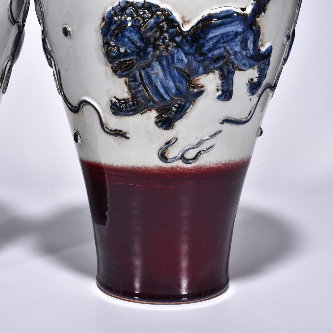 Yuan Dynasty red glaze blue and white lion hydrangea pattern plum vase