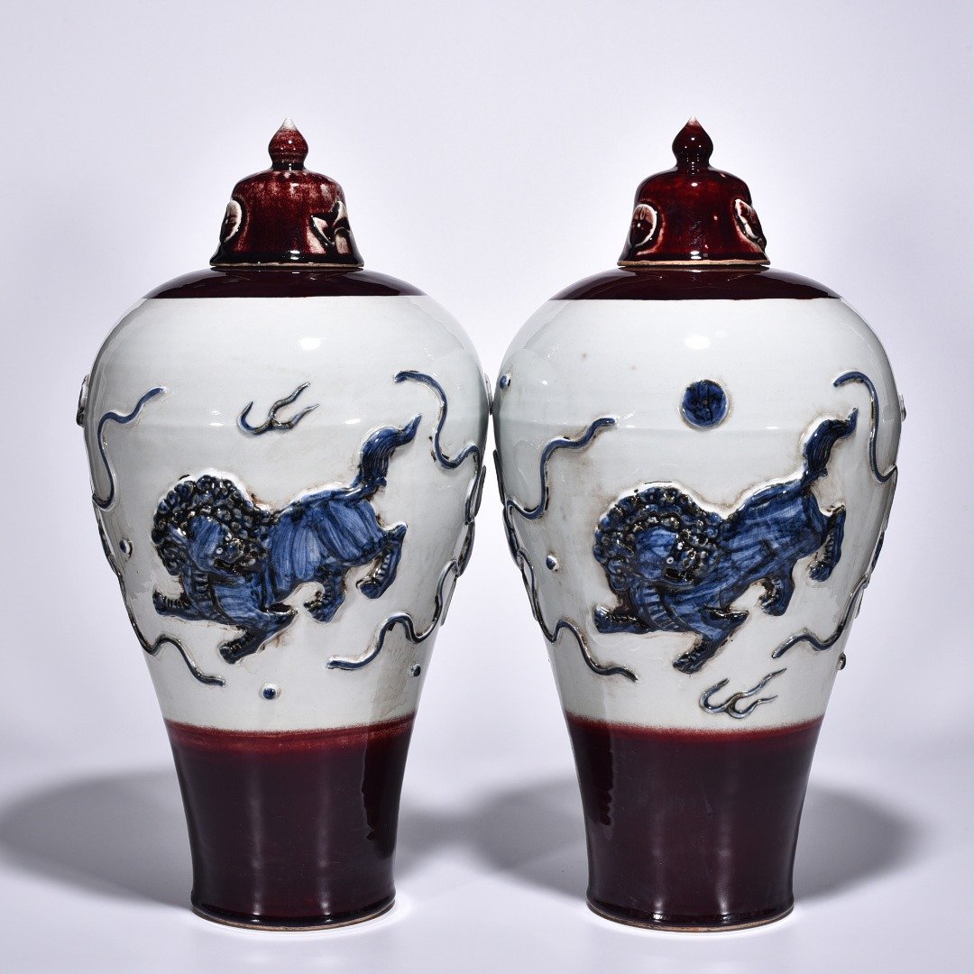 Yuan Dynasty red glaze blue and white lion hydrangea pattern plum vase