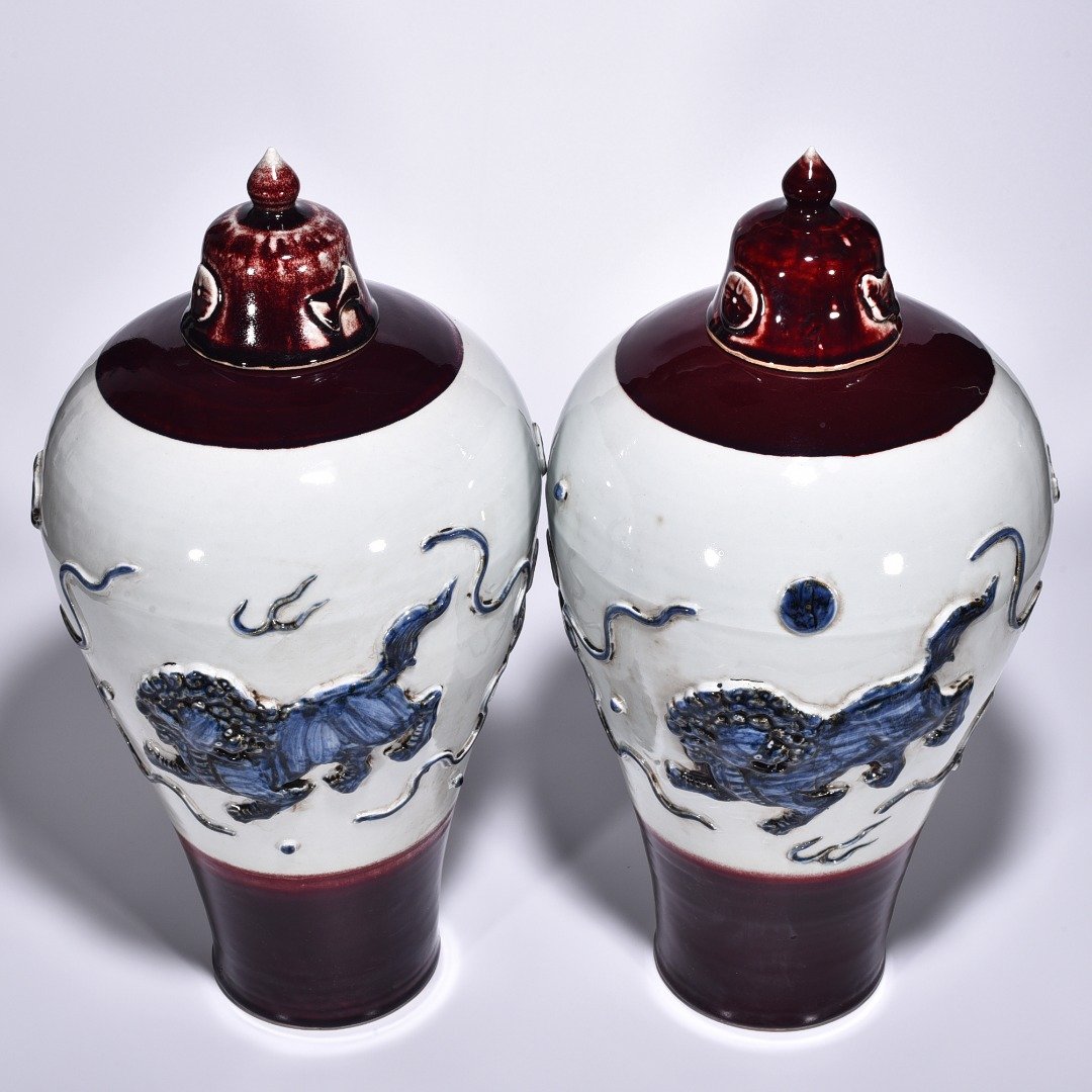 Yuan Dynasty red glaze blue and white lion hydrangea pattern plum vase