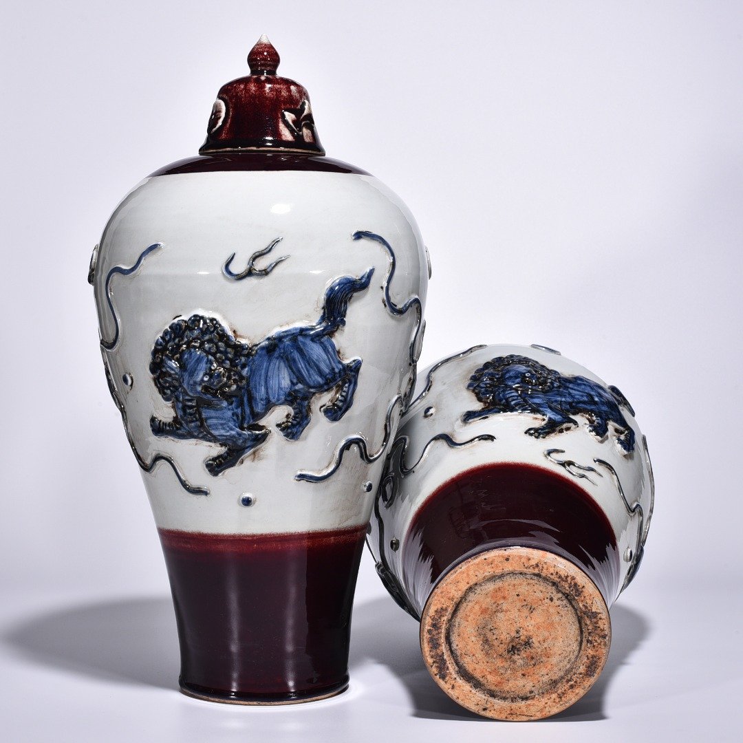 Yuan Dynasty red glaze blue and white lion hydrangea pattern plum vase