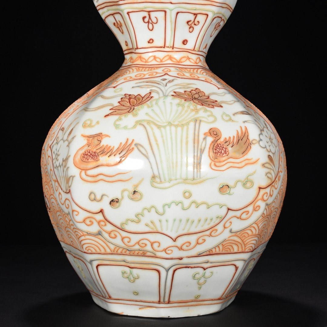 Yuan Dynasty pink painted gold Lotus pond with mandarin duck pattern eight-sided gourd vase