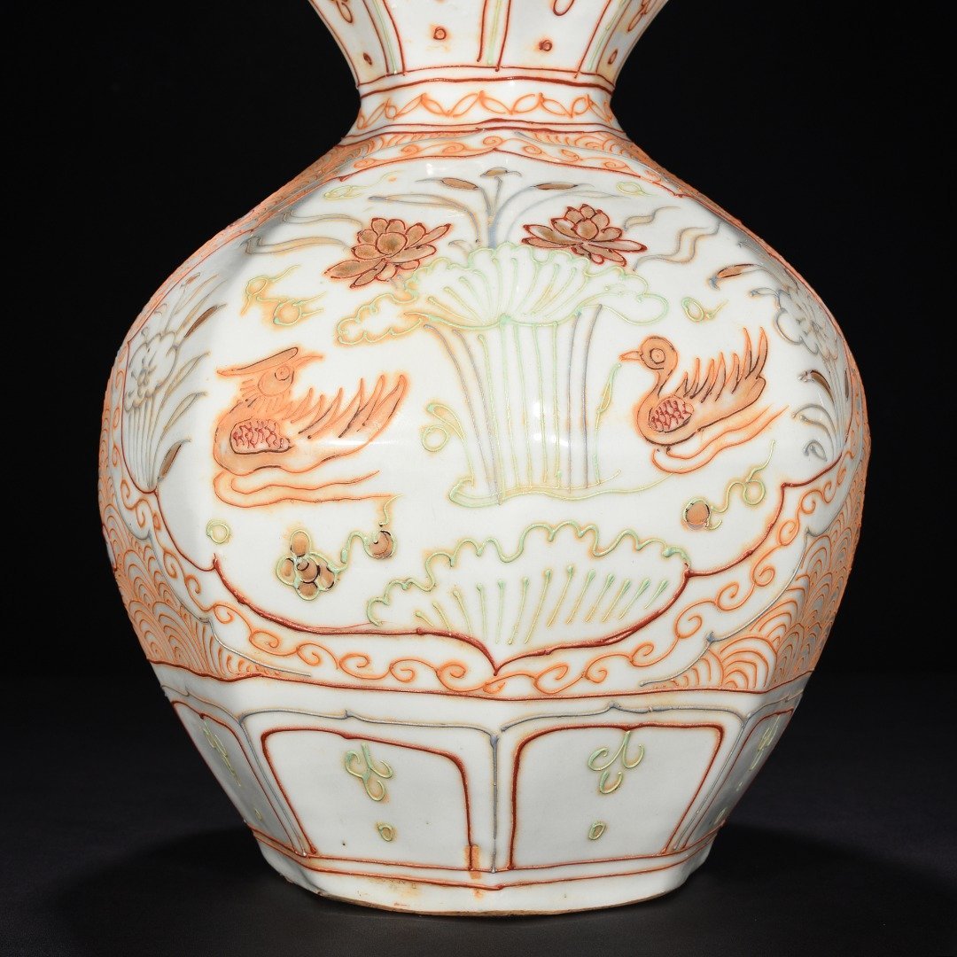 Yuan Dynasty pink painted gold Lotus pond with mandarin duck pattern eight-sided gourd vase
