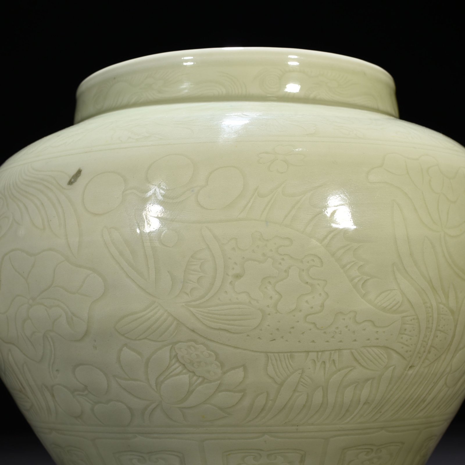 Yuan Dynasty white glaze engraved fish and algae pattern jar