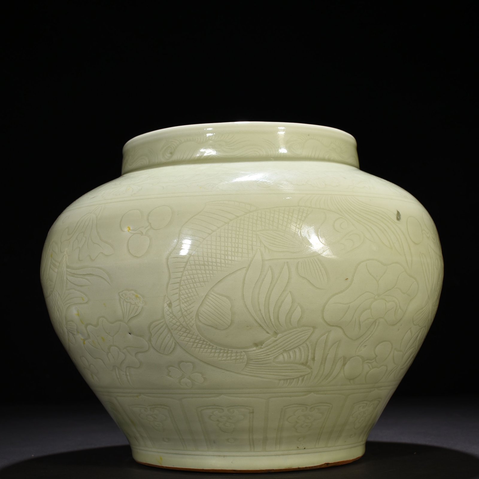 Yuan Dynasty white glaze engraved fish and algae pattern jar